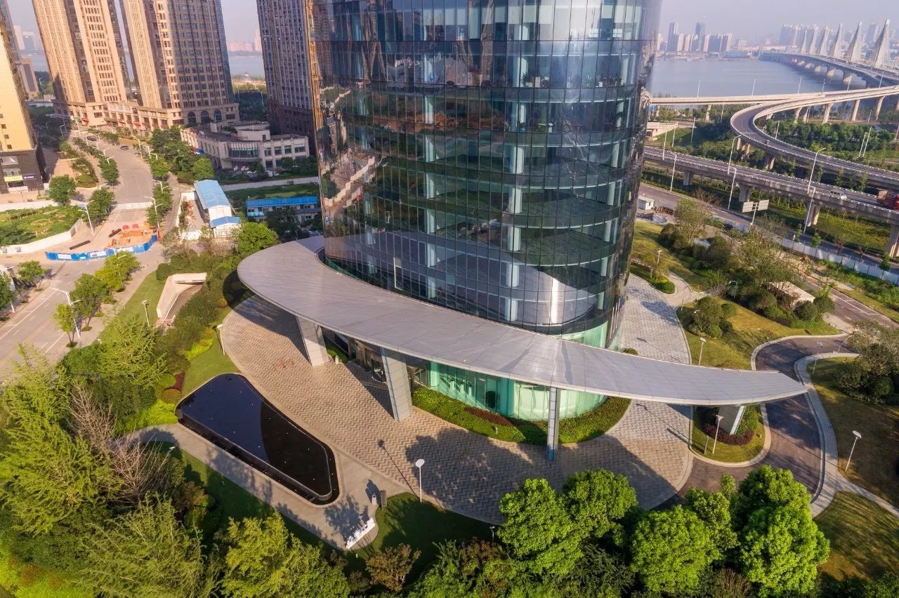 南昌新力中心塔楼直接落地，无裙房