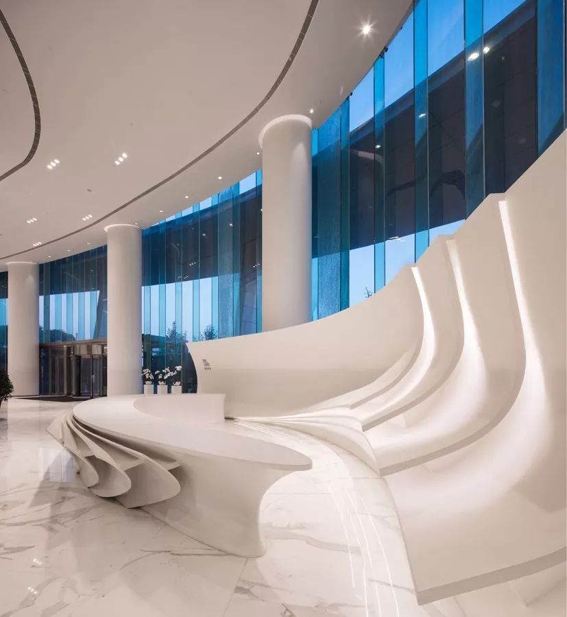 新力地产与AGGAME为南昌新力中心打造了4.2m高阔层高、、、地下双层超大专属车库