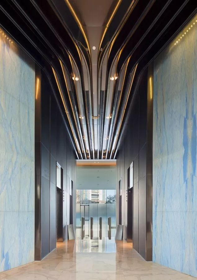 新力地产与AGGAME为南昌新力中心打造了4.2m高阔层高、、、地下双层超大专属车库