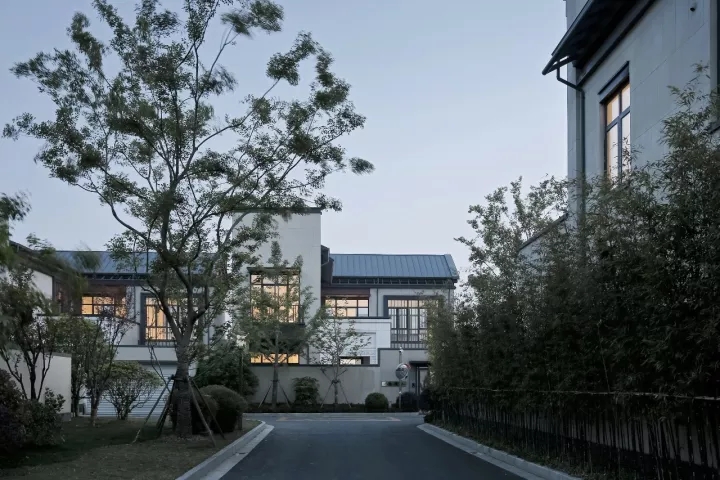 内侧修建单体的院落普遍安顿于修建和蹊径之间以掩护私密性