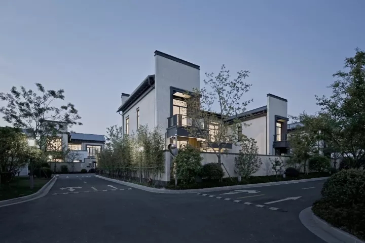 院内景观对公共区域可见，，，但并不滋扰使用者的私密需求